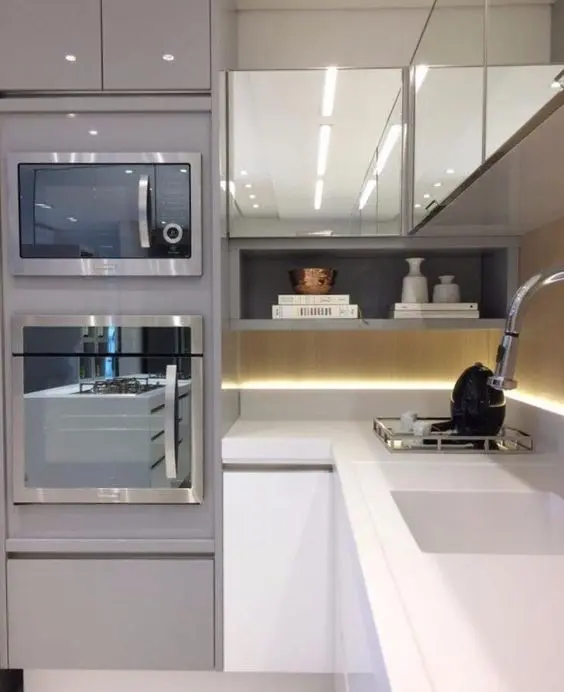 eletrodomésticos para cozinha - cozinha com móveis espelhados