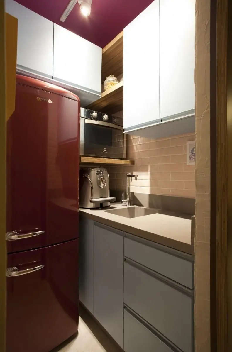 eletrodomésticos para cozinha - cozinha compacta com geladeira vermelha