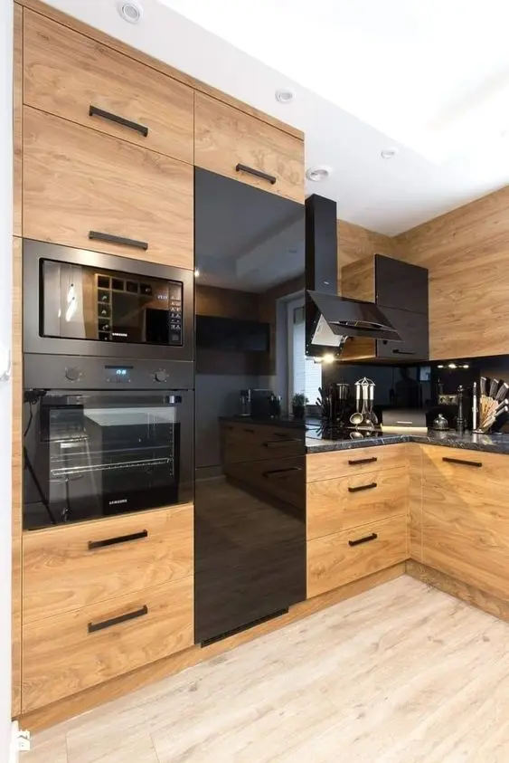 eletrodomésticos para cozinha - cozinha em madeira com eletrodomésticos pretos