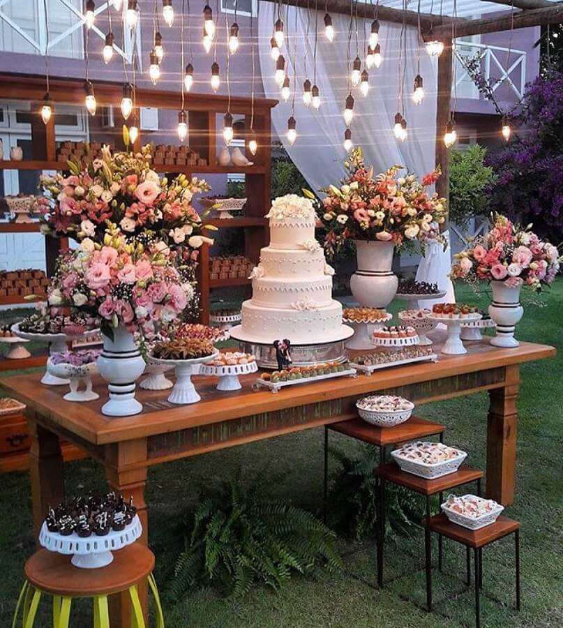 enfeite de mesa de bolo para casamento ao ar livre Foto Doce Sabor – Buffet e Recepção
