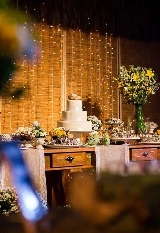 enfeite de mesa de bolo para casamento rústico com cortina de luz Foto Meu Casamento