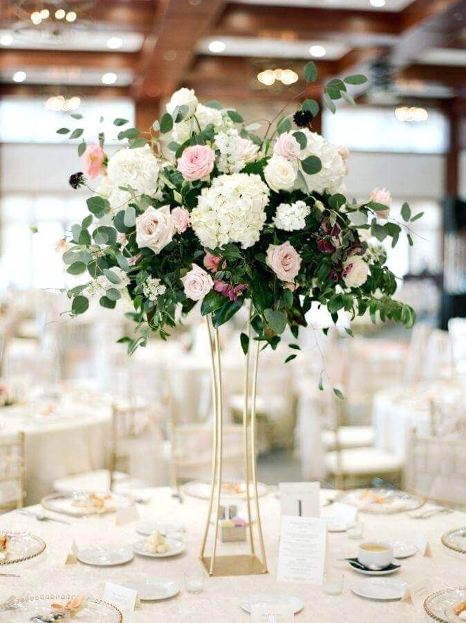 enfeite de mesa para casamento com arranjo de flore minimalista Foto Flower Occasion