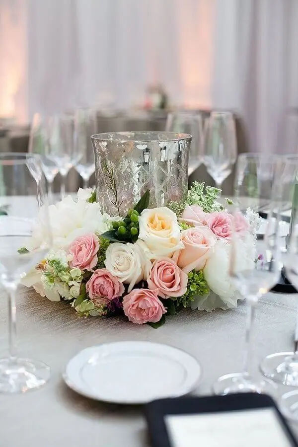 enfeite de mesa para casamento fácil de fazer com arranjo de rosas Foto Pinterest