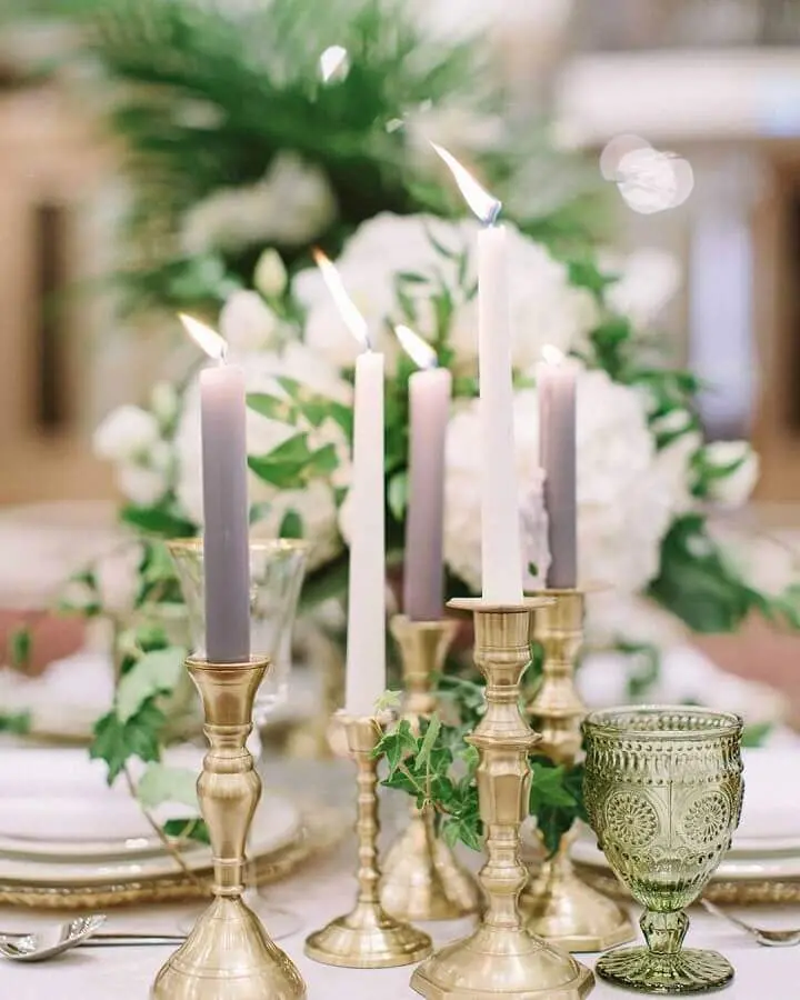 enfeite de mesa para casamento fácil de fazer com velas e castiçais dourados Foto Assetproject