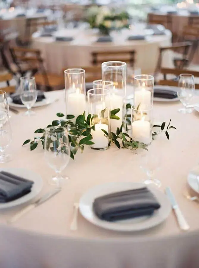 enfeite de mesa para casamento fácil de fazer com velas e ramos de folhas Foto VittnerPartner