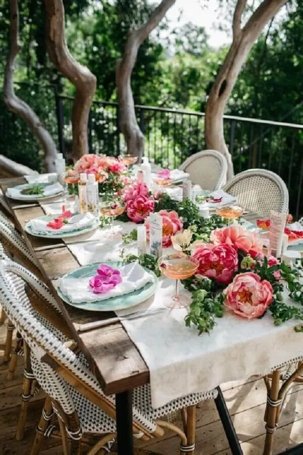 enfeite de mesa para casamento rústico com arranjo de flores e folhagens Foto Loris Decoration