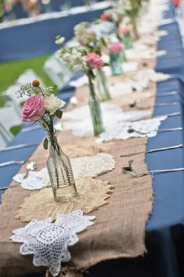 enfeite de mesa para casamento rústico com garrafas de vidro como vasinhos de flores Foto Archzine