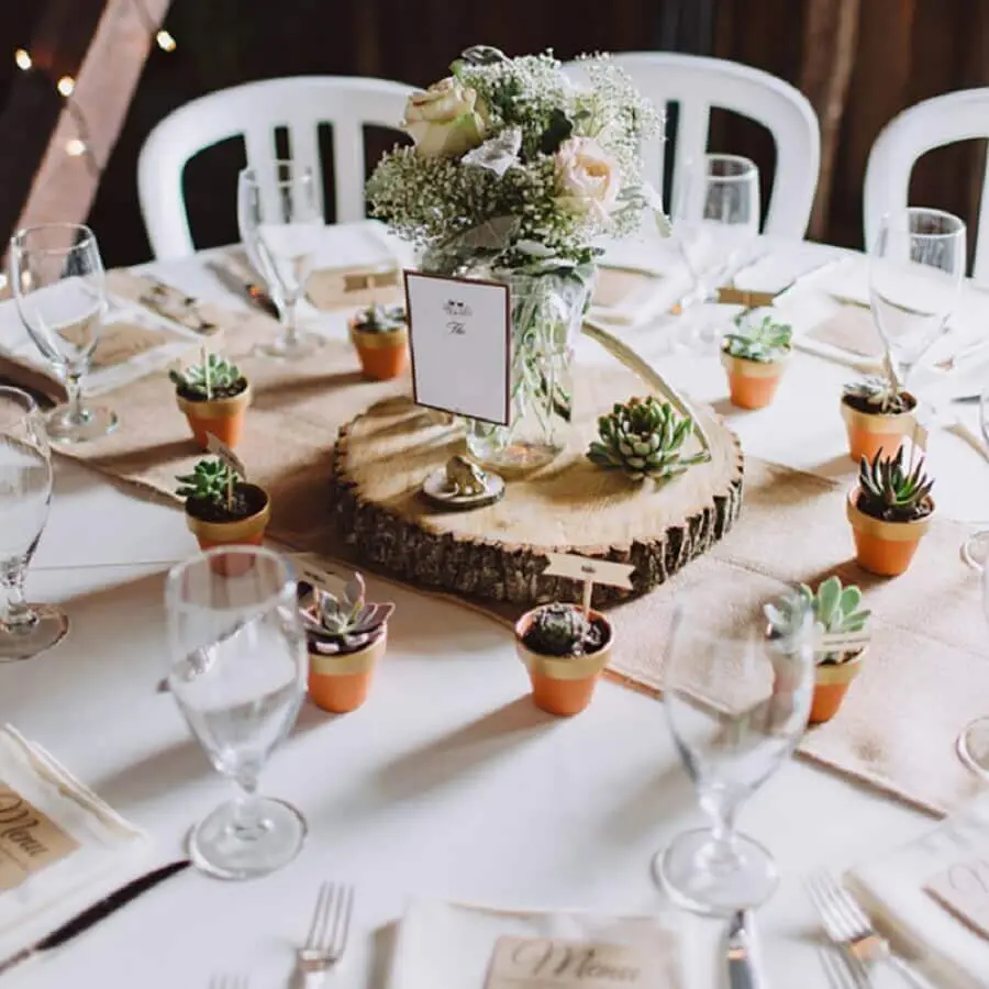enfeite de mesa para casamento rústico com tábua de madeira e vasinhos de suculentas Foto iCasei
