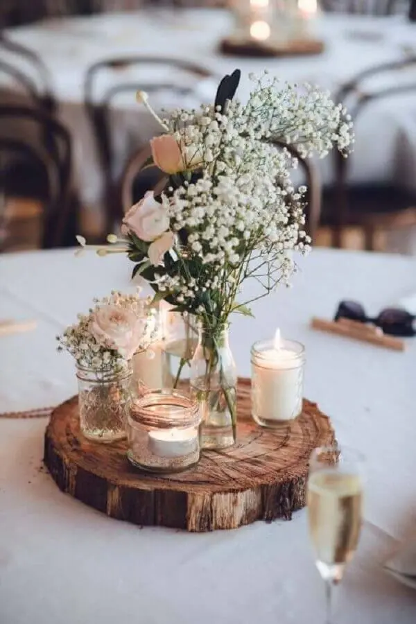enfeite de mesa para casamento rústico com vasinhos de vidro sobre tábua de madeira Foto Guia Noiva Online