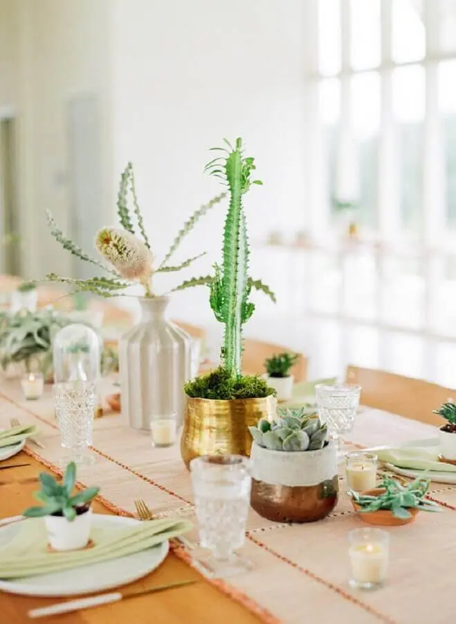 enfeite de mesa para casamento rústico com vasos de suculentas Foto Pinterest
