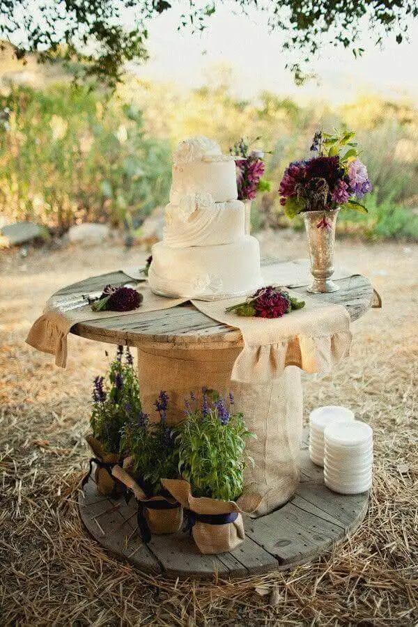 enfeite de mesa para casamento simples com mesa rústica e arranjo de flores Foto My Amazing Things