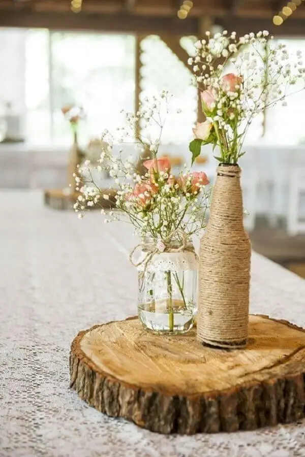 enfeites de mesa para casamento com garrafas de vidro barbante e tábua de madeira Foto Possible Decor