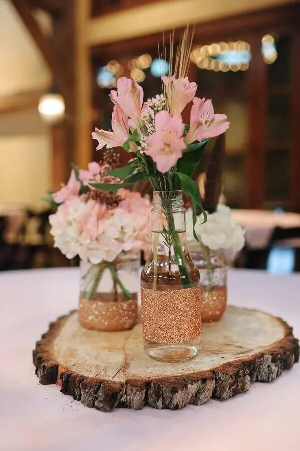 enfeites de mesa para casamento com garrafas de vidro e tabua rústica de madeira Foto Pinterest