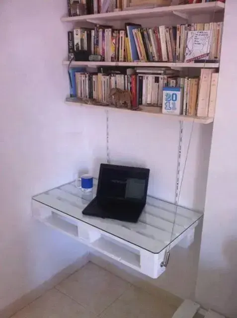 escrivaninha suspensa - escrivaninha de madeira com tampo de vidro 