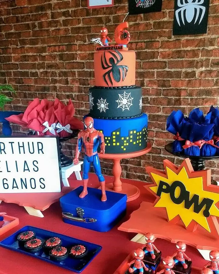 festa de aniversário do homem aranha com bolo 3 andares Foto Relicário Festas