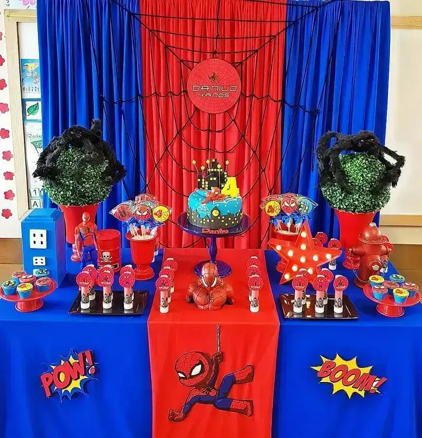festa de aniversário do homem aranha decorada com toalha vermelha e azul Foto School Party Salvador