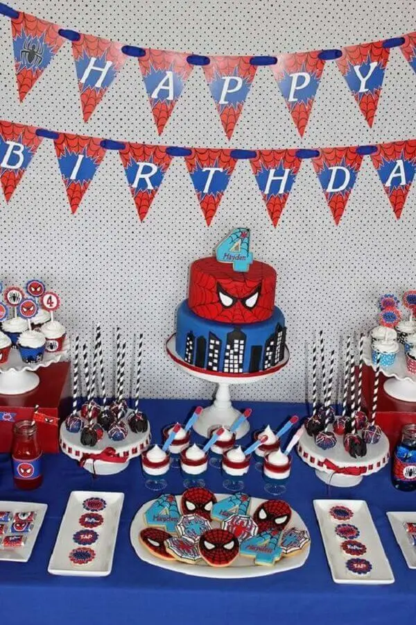 festa de aniversário do homem aranha decorada em azul e vermelho Foto Catch my Party