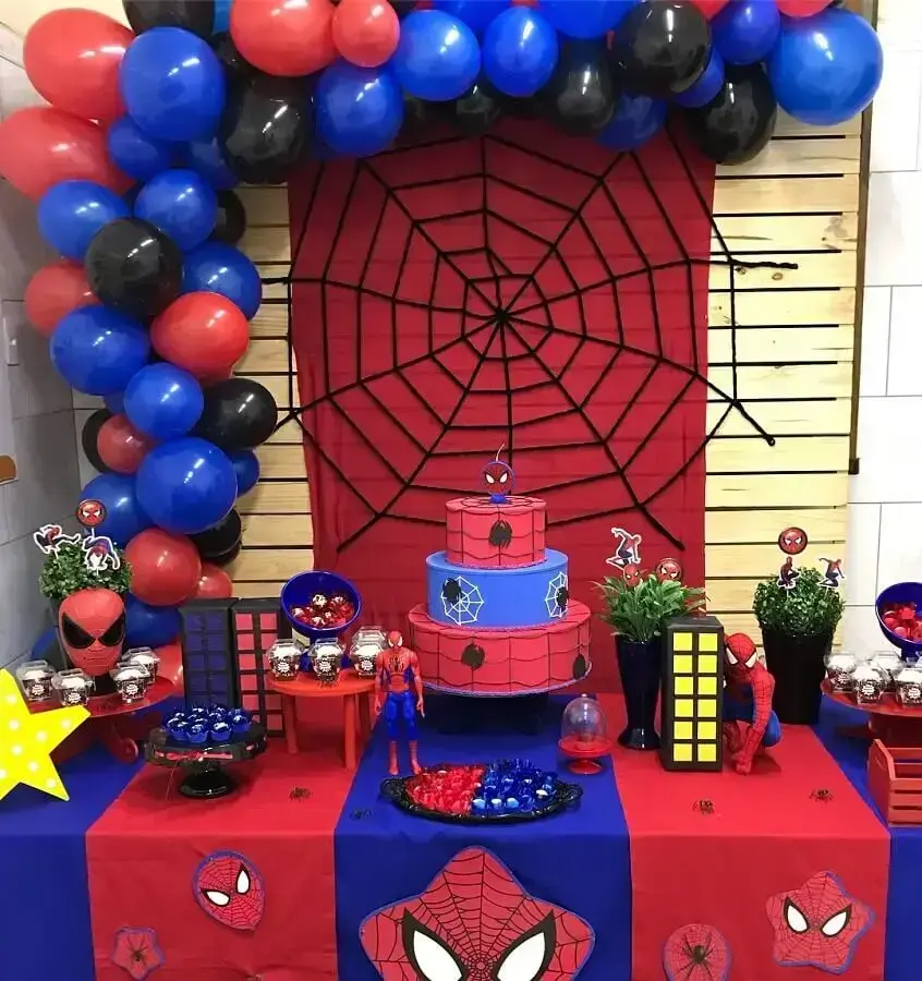 festa do homem aranha simples decorada com balões e bolo fake Foto Duo