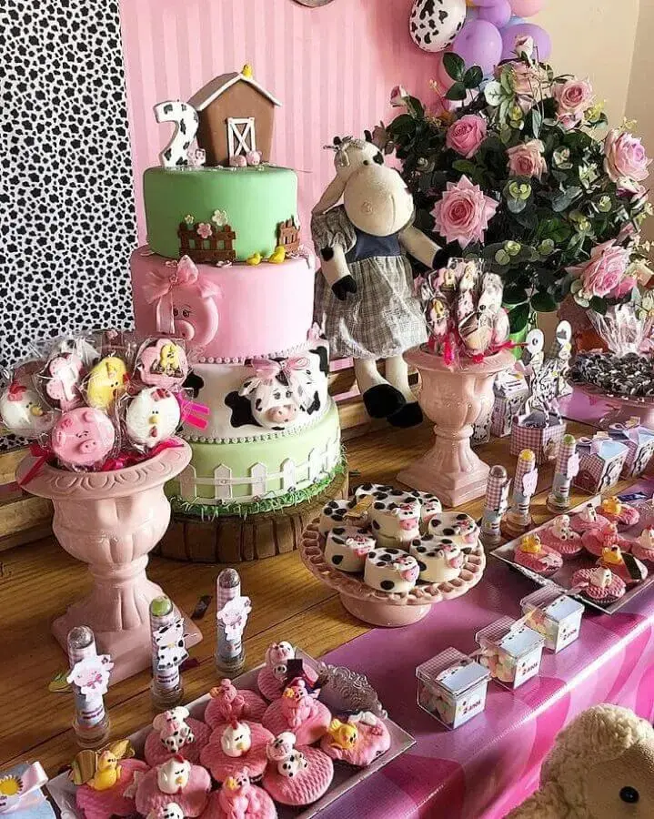 pink farmhouse party pink decorated with 4 story cake and rose arrangement Photo Jéssica Artes Ateliê