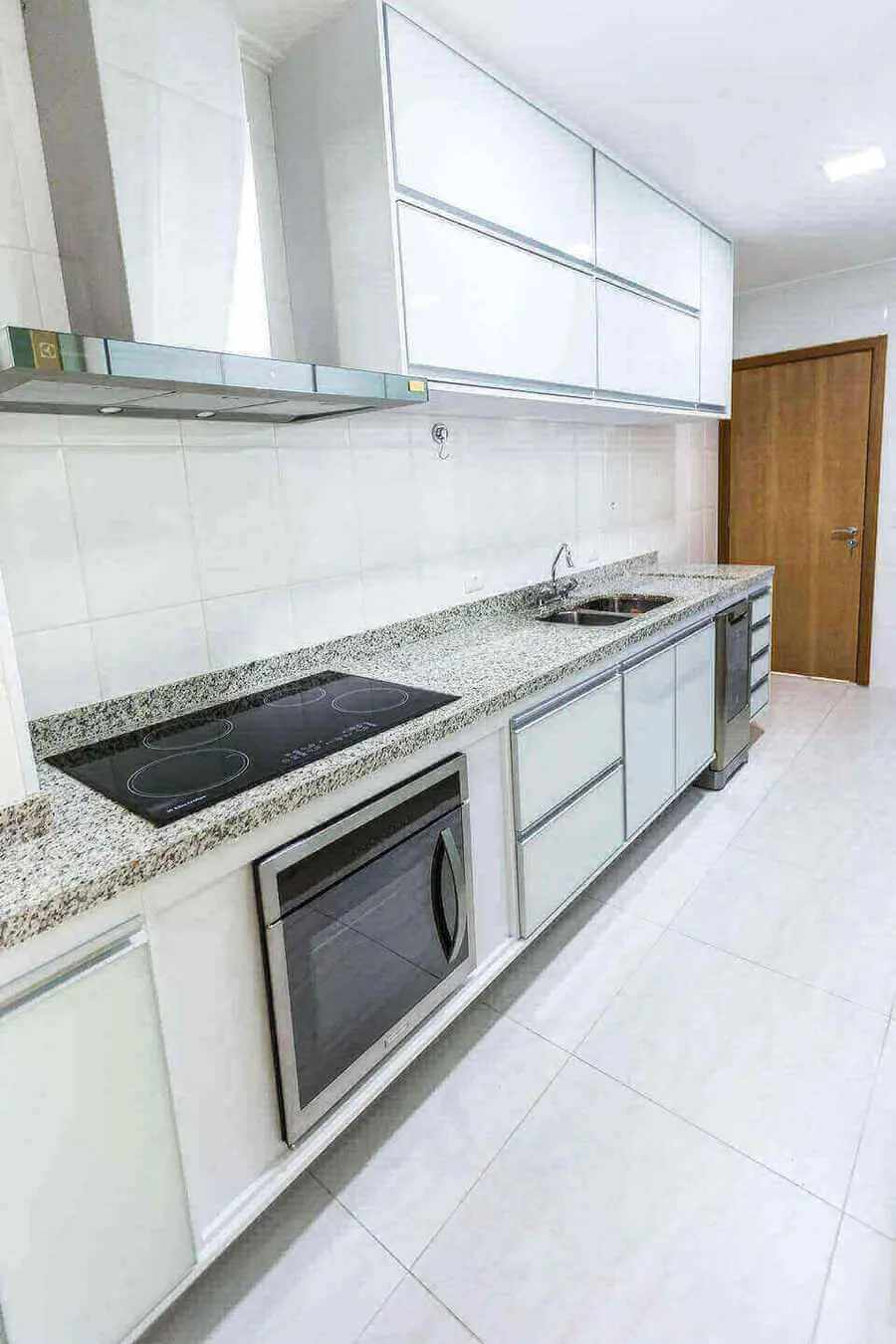 fogão cooktop - cozinha branca com bancada de granito e cooktop 