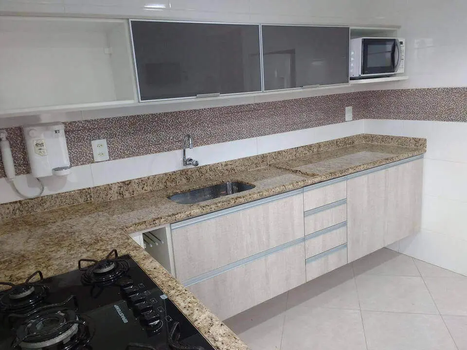 fogão cooktop - cozinha branca com bancada de granito ouro 