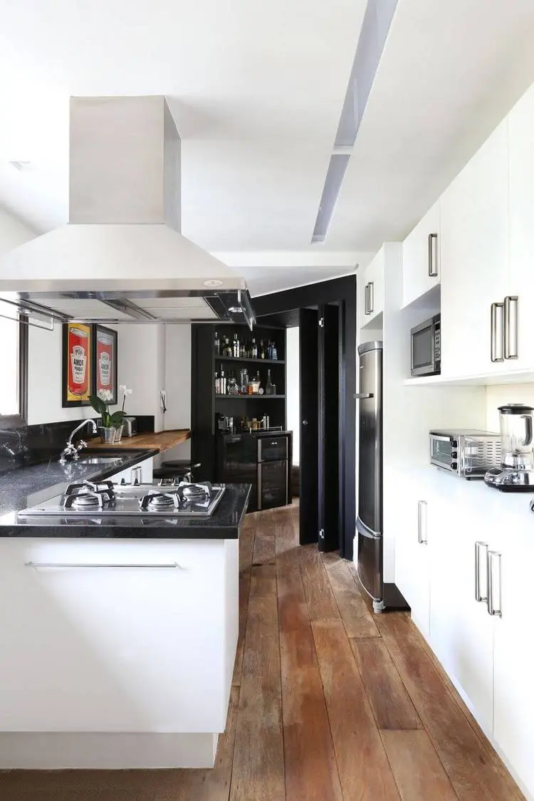 fogão cooktop - cozinha branca com cooktop e piso de madeira 
