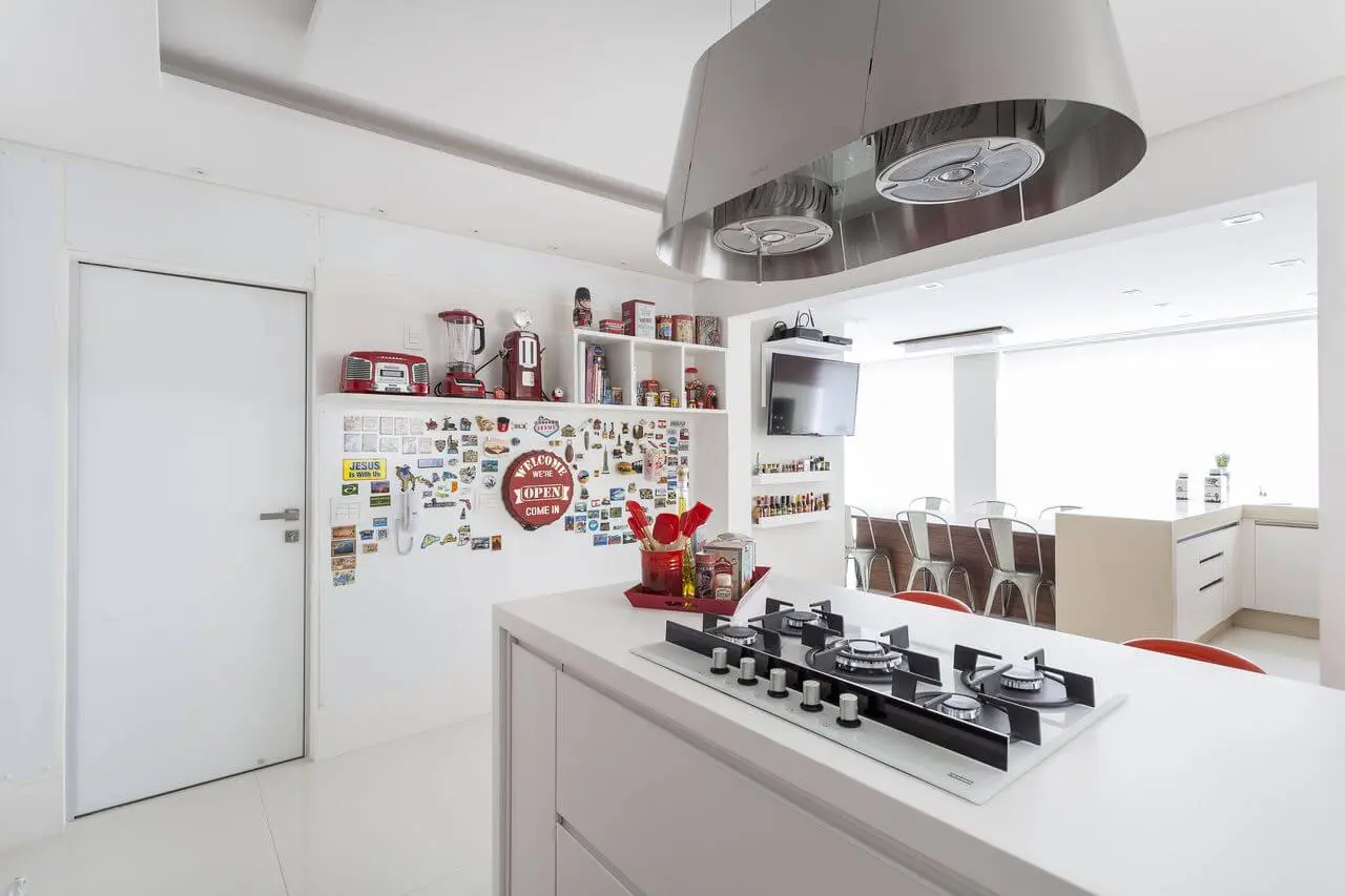 fogão cooktop - cozinha branca com cooktop e ímãs decorativos 