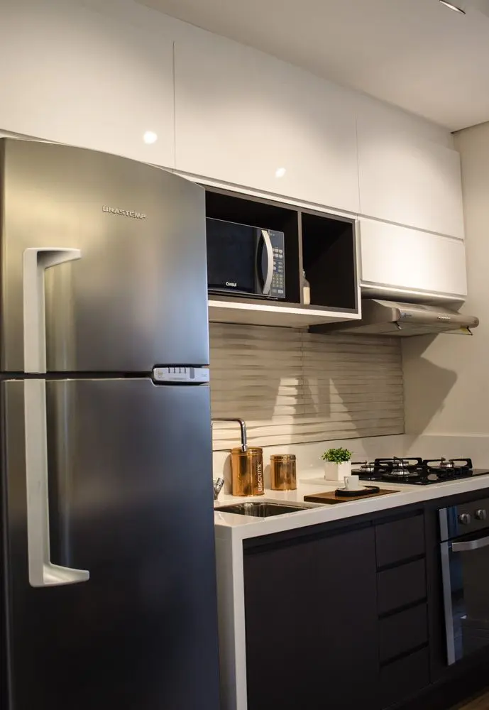 fogão cooktop - cozinha branca com gabinete preto e cooktop