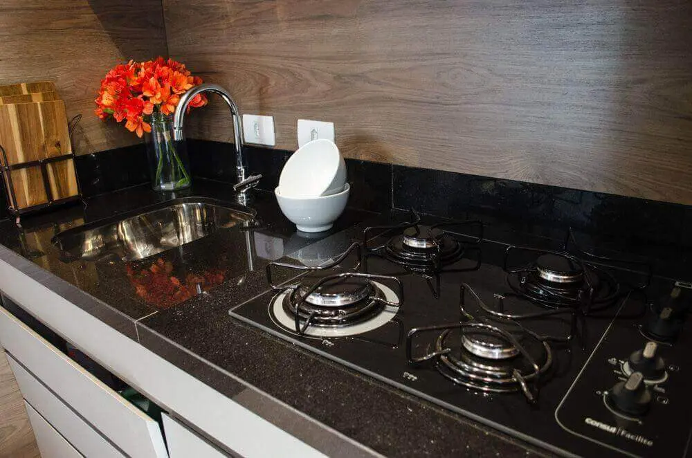 fogão cooktop - cozinha com balcão de granito preto e cooktop 