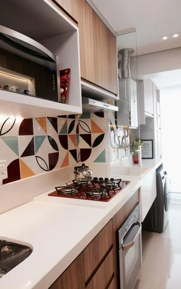 fogão cooktop - cozinha com cooktop vermelho e azulejos coloridos