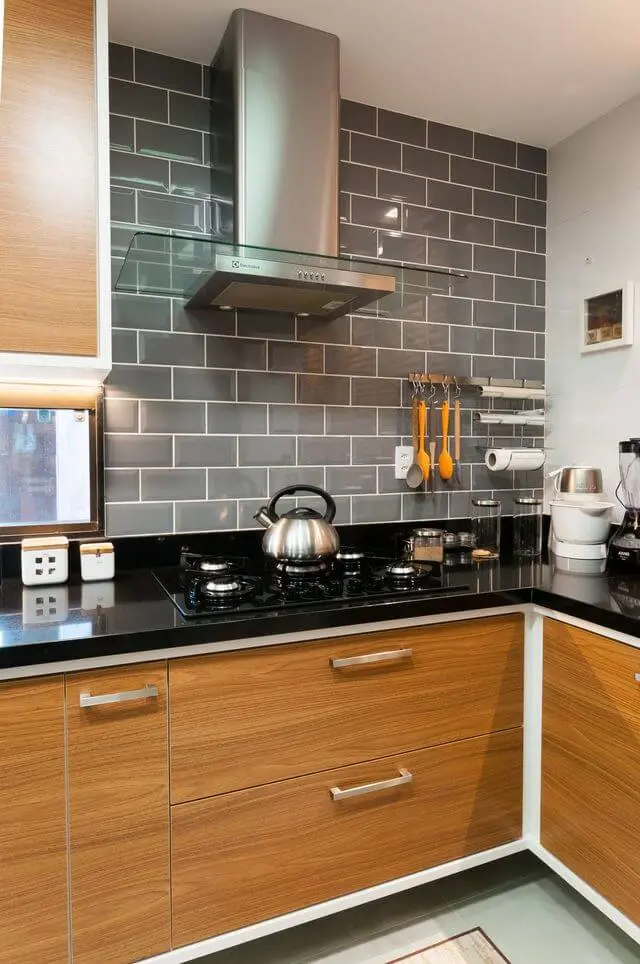 fogão cooktop - cozinha com subway tiles cinza 