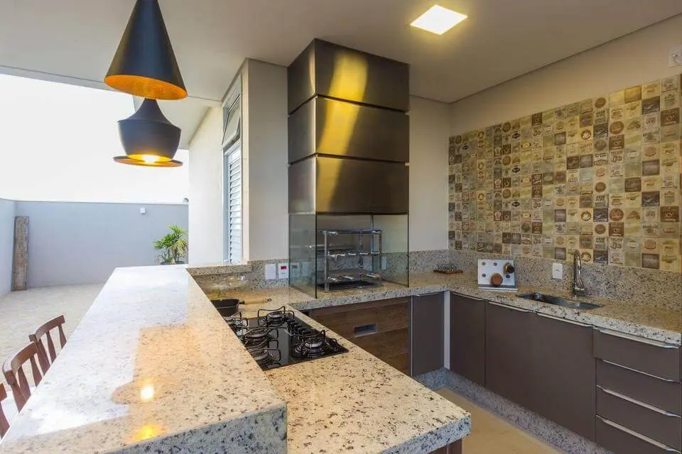 fogão cooktop - área gourmet com azulejos decorativos e cooktop 