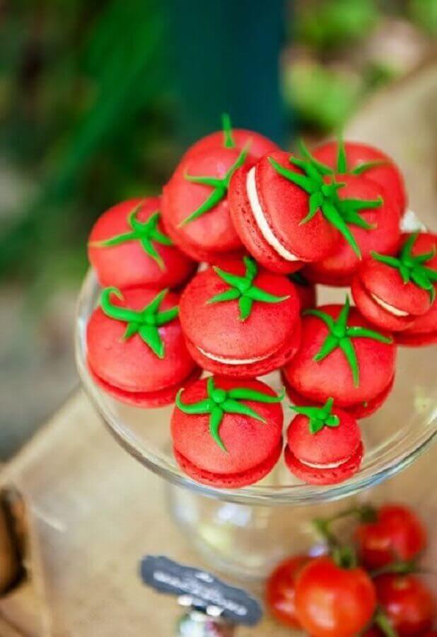macaron em formato de tomate para festa da fazendinha Foto SistaCafe