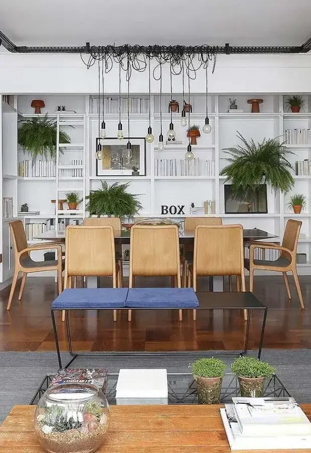 mesa retangular para sala de jantar decorada com estante de nichos e cadeiras de madeira Foto Histórias de Casa