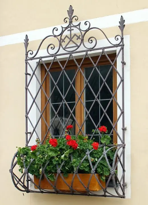 modelos de grades - janela com grade preta com espaço para flores 