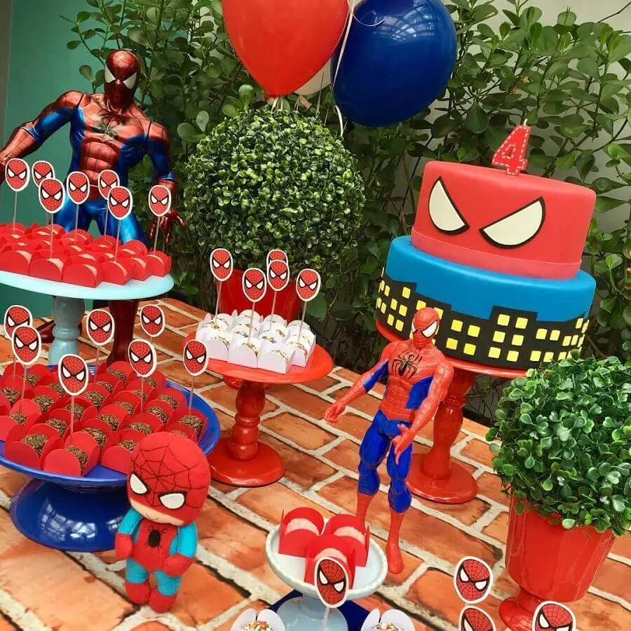 painel de folhagens para decoração de festa do homem aranha Foto Decoração de Festas