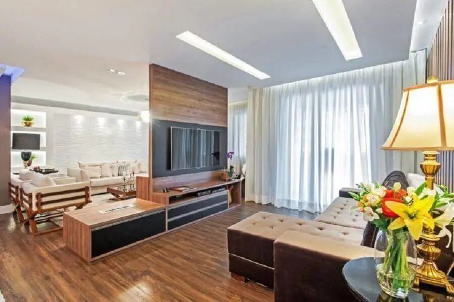 painel para tv com rack de madeira para sala com sofá retrátil Foto Azoni Arquitetura