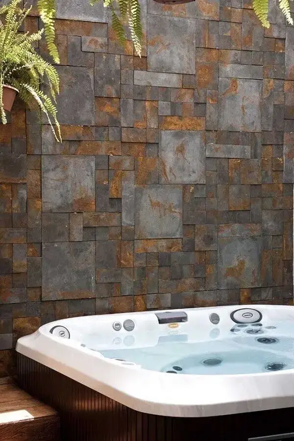 parede com pedra ferro para área com banheira Foto O Azulejista