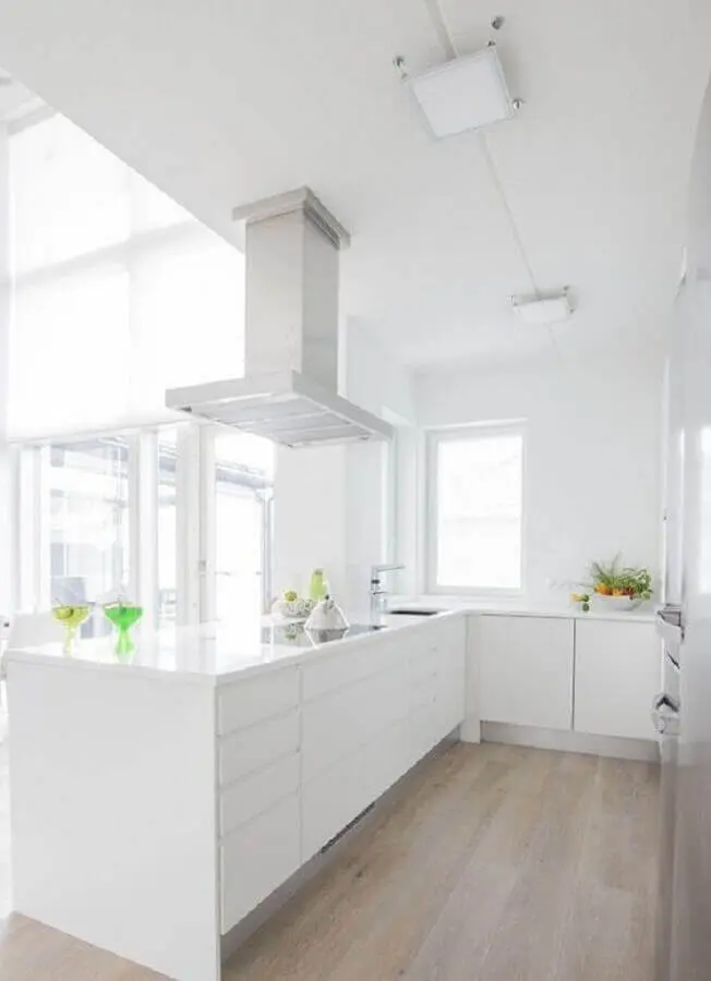 piso de madeira para decoração de cozinha branca Foto Pinterest
