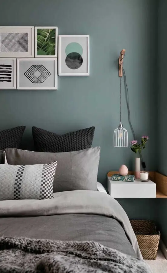 quadros tumblr para quarto de casal com criado mudo suspenso e parede azul petróleo Foto Blue Ridge Apartments
