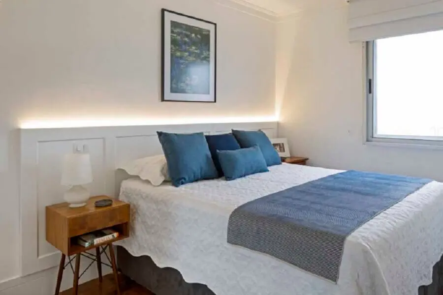 quarto branco decorado com almofadas azul petróleo Foto La-Gatta