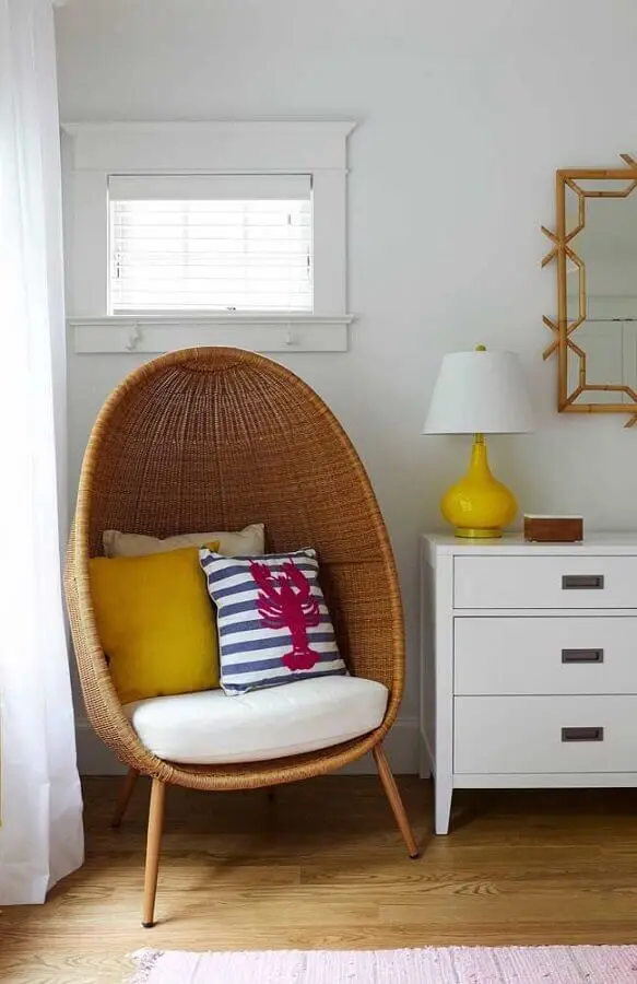 quarto decorado com cadeira rattan redonda e cômoda branca Foto Pinterest