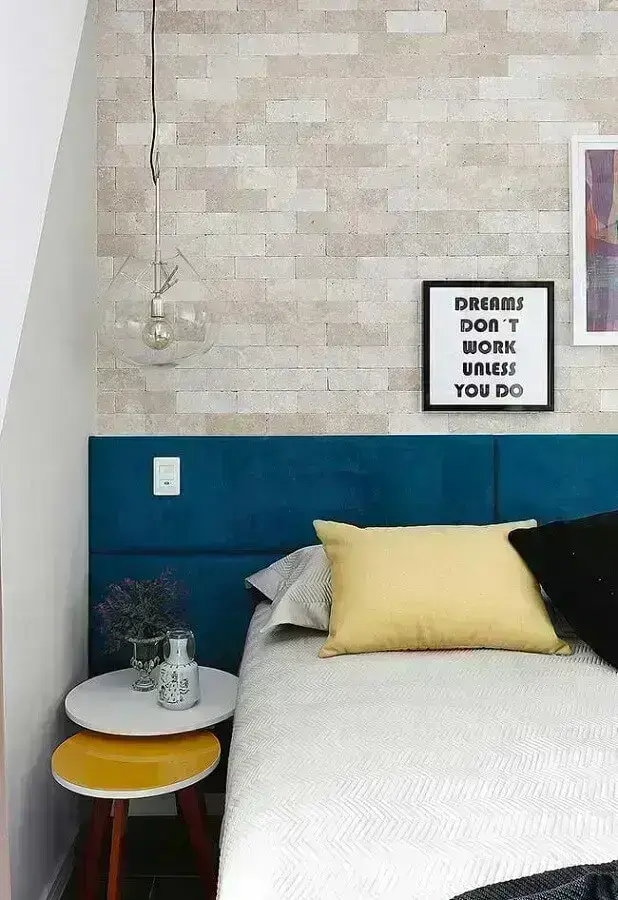Cores para quarto decorados com parede de tijolinho e cabeceira azul petróleo