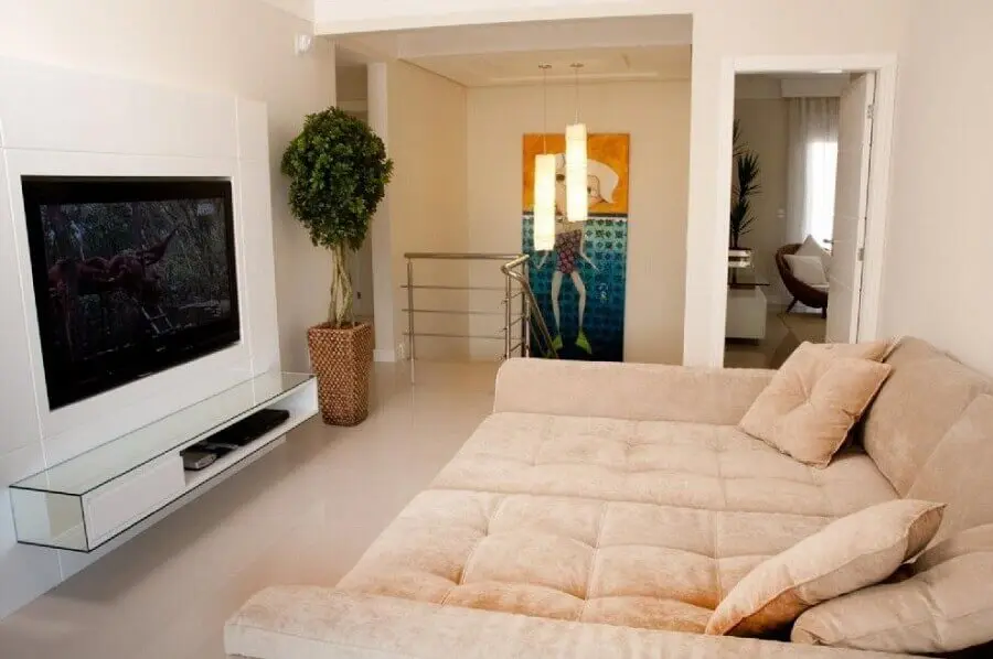 rack com painel branco para sala com sofá amplo Foto Juliana Pippi