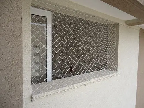 redes de proteção - janela com rede de proteção branca