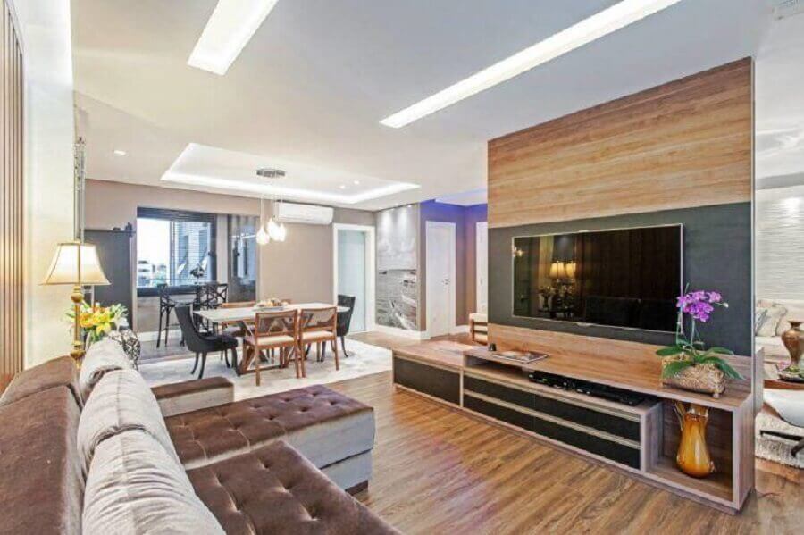 sala ampla com painel para tv com rack de madeira Foto Azoni Arquitetura