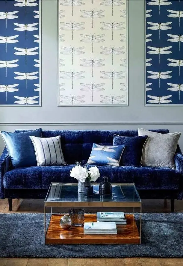 sala com sofá azul marinho Foto DeSaboya