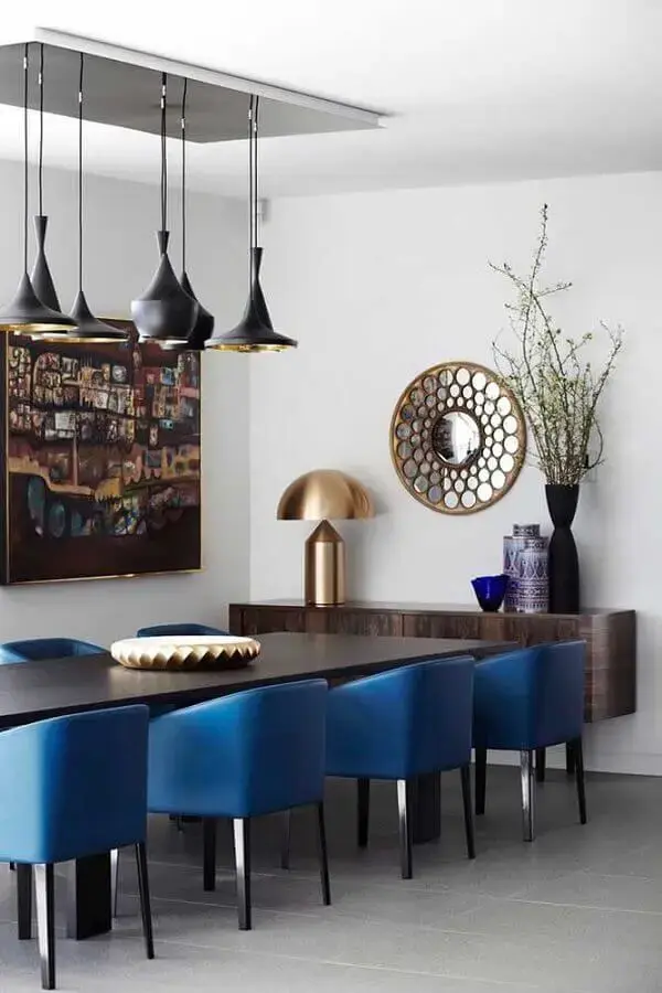 sala de jantar decorada com mesa de madeira e cadeiras azul petróleo Foto Ideias Decor