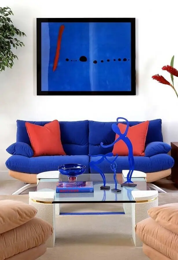 sala decorada com sofá azul royal e almofadas vermelhas Foto Pinterest