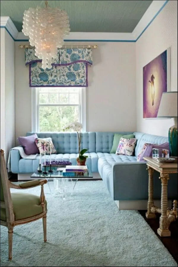 sala decorada com sofá de canto azul claro Foto Homebnc